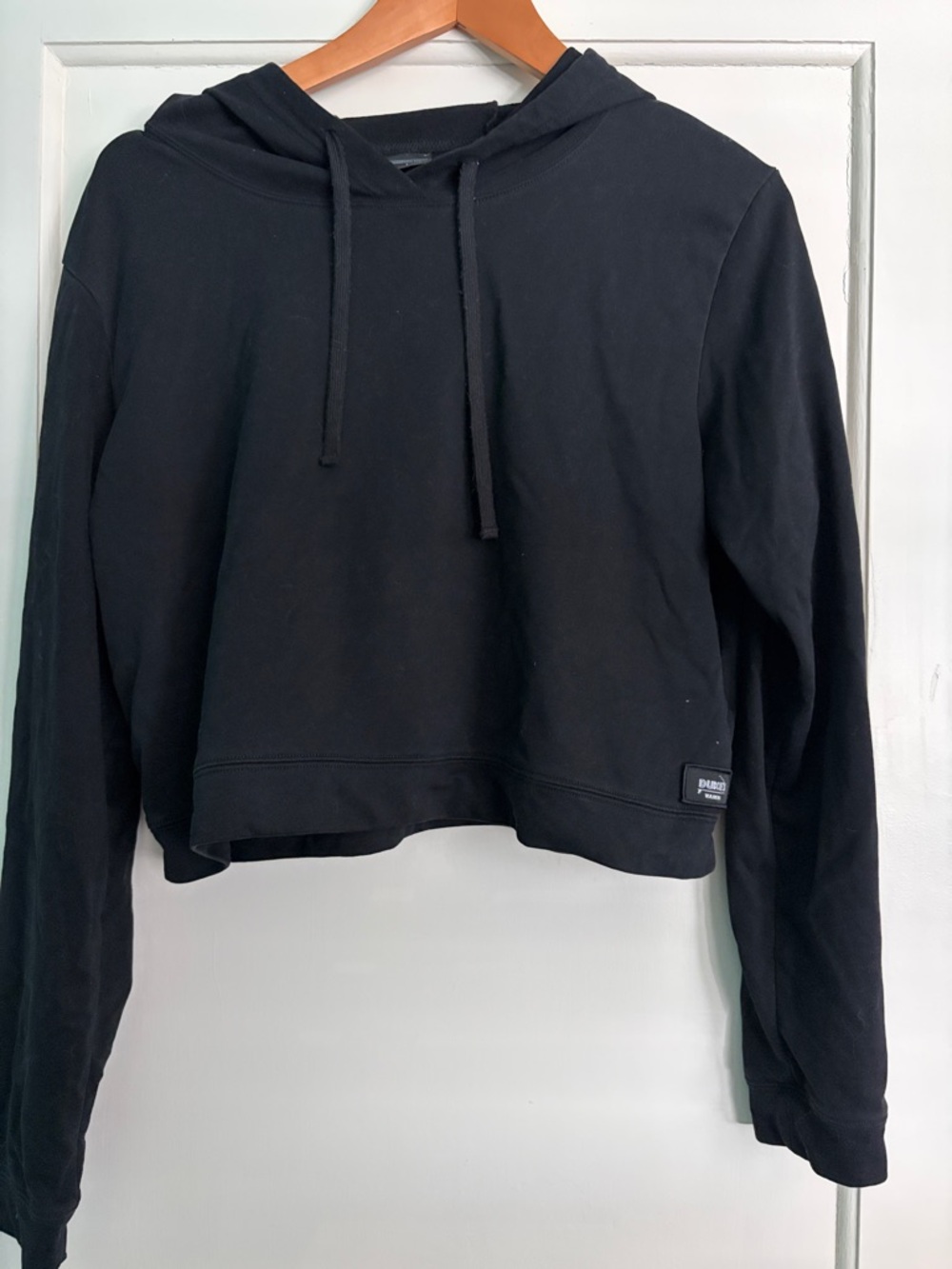 Cropped Black Hooded Sweatshirt - Brand Unspecified